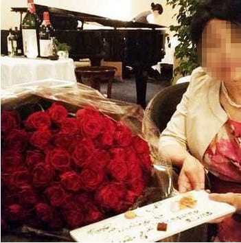 お母さんの60歳の還暦祝いに60本の真っ赤なバラの花束とワンピースとレストランでの食事のプレゼント