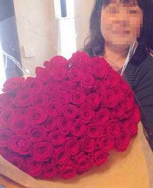 お母さんの還暦祝いに真っ赤なバラ80～100本の花束のプレゼント お母さんと花束