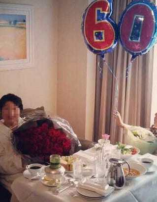 お母さんの還暦祝いで帝国ホテルに宿泊し、朝食をルームサービスで食べている 60のバルーンとバラの花束が写っている