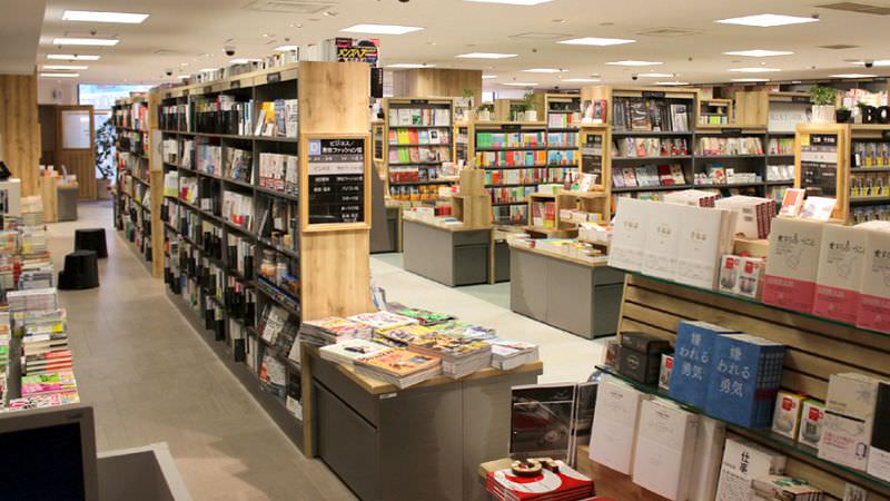 【西口】STORY STORY 新宿の大型書店 店内