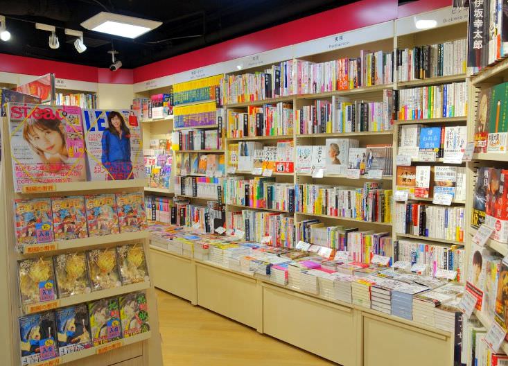 【東口】HMV&BOOKS SPOT SHINJUKU 新宿の大型書店 店内
