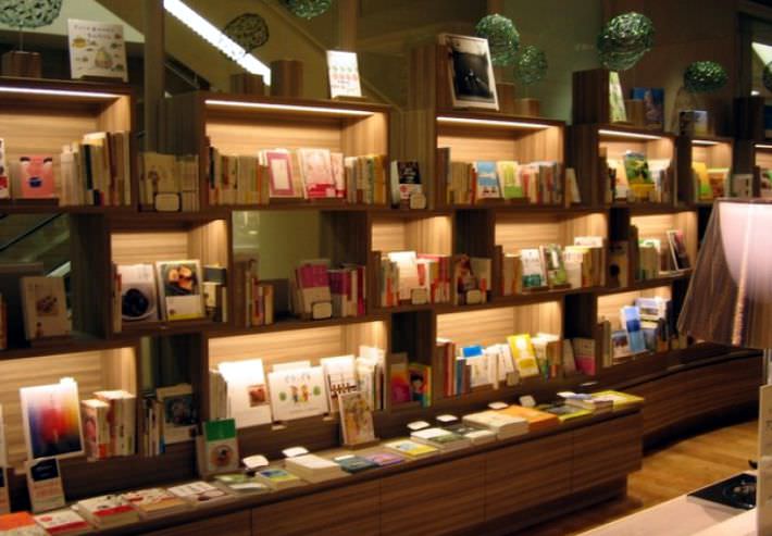 【東口】伊勢丹新宿店 ビューティーアポセカリー書籍コーナー 新宿の大型書店 店内
