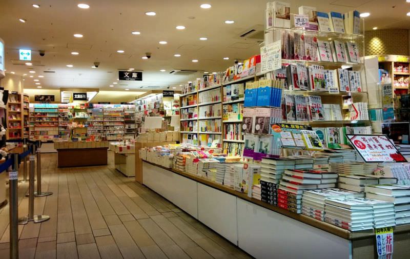 book express 京葉ストリート店 東京駅の大型書店 店内
