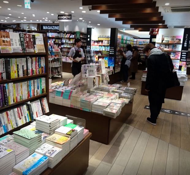 book express 京葉ストリート店 東京駅の大きい本屋 室内