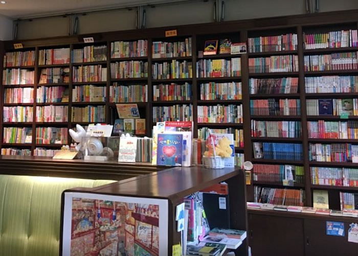 ブックハウスカフェ 神保町の大型書店 店内